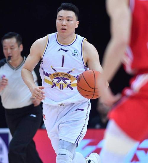 李根：中国男篮励志球员，为何却因高薪饱受球迷诟病？